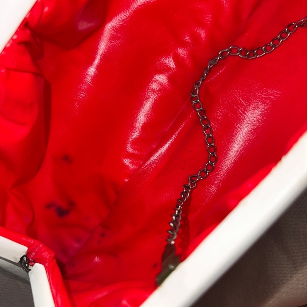 Vintage White Leather Clutch Metal Chain & Frame Red Leather Interior Retro Chic - Picture 11 of 13